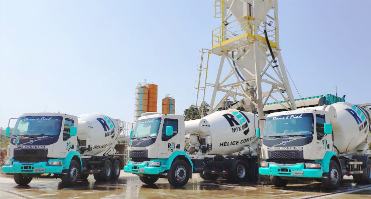 Unidade e caminhões da Rei Mix Concreto